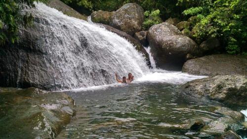 a person is swimming in a waterfall at Monte Mágico in Támesis
