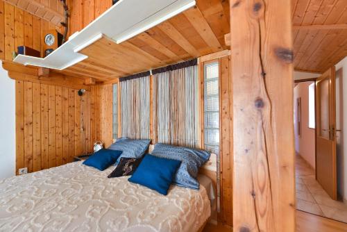 1 dormitorio con 1 cama con almohadas azules en Apartment Tome Diklo, en Zadar
