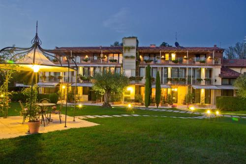 un grande edificio con giardino di notte di Cà dell'Orto Rooms & Apartments a Verona