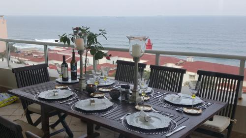 stół jadalny z widokiem na ocean w obiekcie 703 Oyster Schelles - by Stay in Umhlanga w mieście Durban