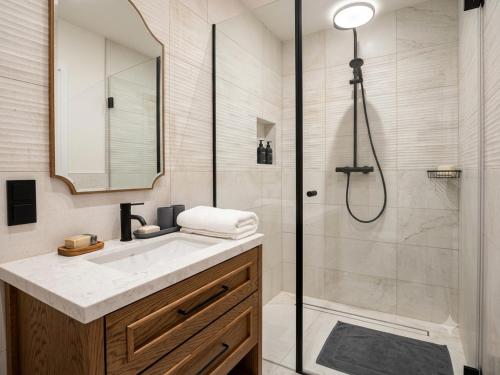 2BR, luxury, first district