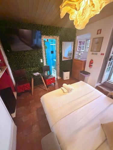 Sintra Center Studio with Private Garden Jacuzzi and BBQ