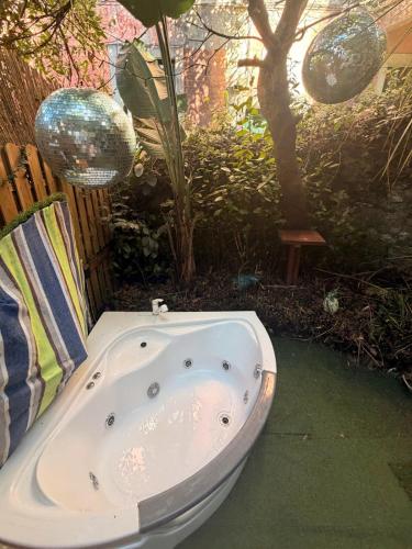 Sintra Center Studio with Private Garden Jacuzzi and BBQ