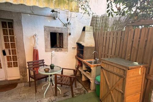 Sintra Center Studio with Private Garden Jacuzzi and BBQ