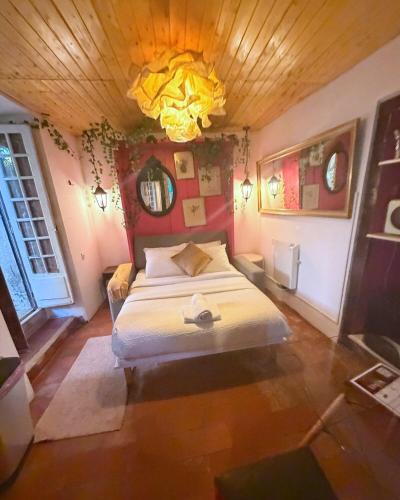 Sintra Center Studio with Private Garden Jacuzzi and BBQ