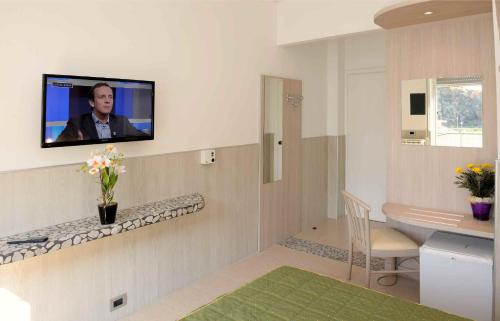 Una televisión o centro de entretenimiento en Hotel Puntabella