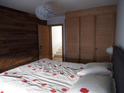 um quarto com uma cama com rosas em Appartement Noécie em Les Crosets