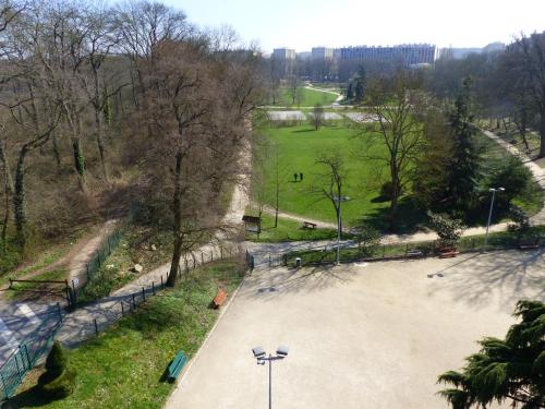 an empty parking lot in a park with trees at ibis Paris Meudon Velizy in Meudon