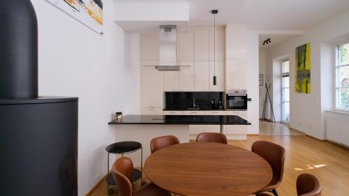 Spacious design apartment with balcony & fireplace