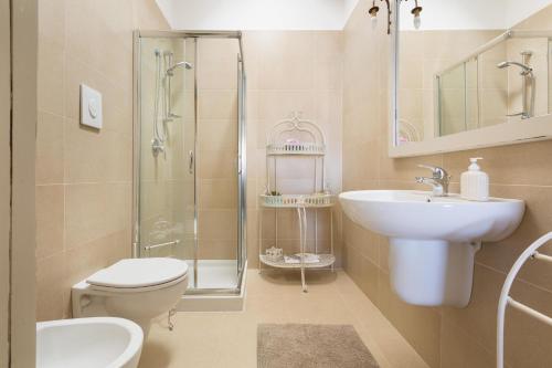 オストゥーニにあるPerla di Ostuni by BarbarHouseのバスルーム(トイレ、洗面台、シャワー付)