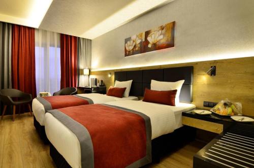 Postel nebo postele na pokoji v ubytování Ramada Encore by Wyndham Gebze