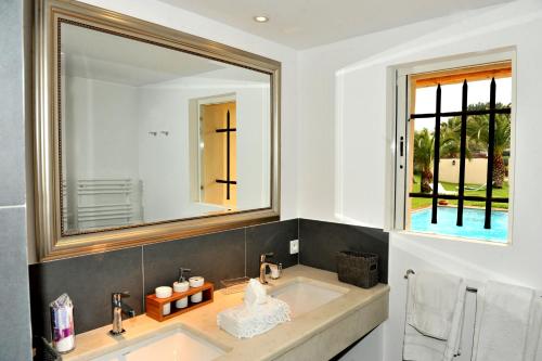une salle de bain avec un lavabo et un miroir dans l'établissement Villa Made, à Saint-Tropez