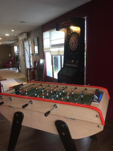 una mesa de billar en una habitación con reloj en Campanile Grenoble Nord - Saint-Egrève, en Saint-Égrève