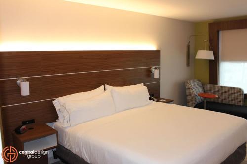Letto o letti in una camera di Holiday Inn Express & Suites - Kirksville - University Area by IHG
