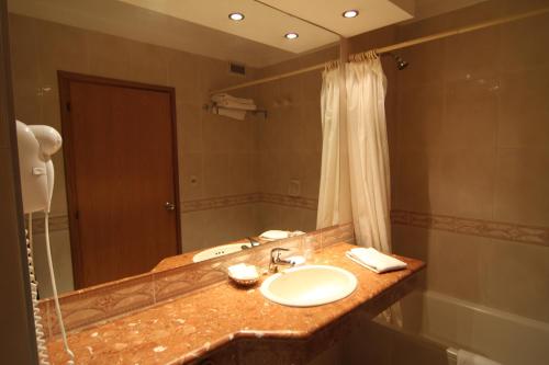 Ett badrum på Crystal Palace Hotel