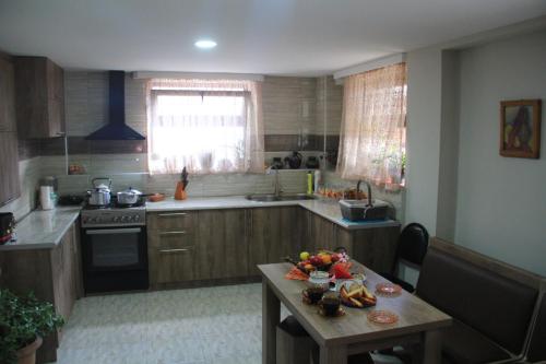 Kuchyň nebo kuchyňský kout v ubytování Guest house Fifty