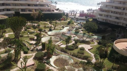 eine Luftansicht eines Resorts mit einem Wasserpark in der Unterkunft Benalbeach Apartment Ana in Benalmádena