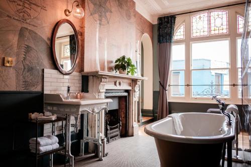 Gallery image of Half Moon in London