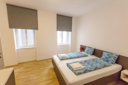 A bed or beds in a room at Debo Apartments Schönbrunner Strasse - contactless check in