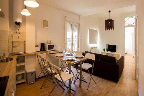 een keuken en een woonkamer met een tafel en stoelen bij Apartamento Santo Tomas 23 Dcha in Haro