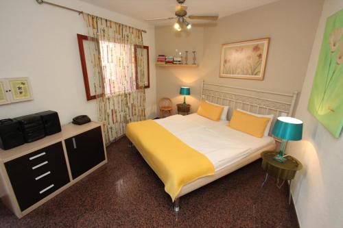 een slaapkamer met een bed en een tv. bij Casa Lodge Finca Alcalá in Alcalá