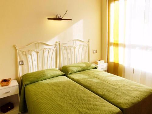 ラ・ピネーダにあるSHG Maldivas IIIのベッドルーム1室(緑のシーツが敷かれたベッド1台、窓付)