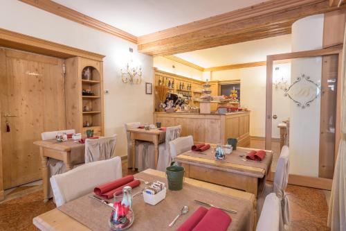 Ein Restaurant oder anderes Speiselokal in der Unterkunft Hotel Belvedere Dolomiti 