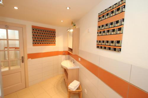 a bathroom with a toilet and a sink at Casa Lodge Finca Alcalá in Alcalá