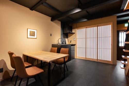 鶴Inn 難波 梅田 天王寺直通 バス2トイレ2 最大8名 鶴橋駅9分 花嵐居