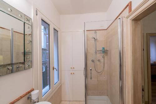 Bilik mandi di Romantic Suite San Marco