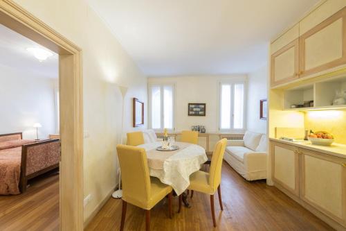 uma cozinha e uma sala de jantar com mesa e cadeiras em Romantic Suite San Marco em Veneza