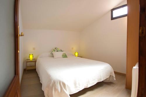 a bedroom with a white bed with two lamps on it at Estudio Sto. Tomas, Haro in Haro