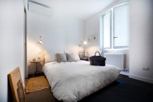 biała sypialnia z dużym łóżkiem i oknem w obiekcie Belvedere Holiday Home w mieście Bellagio
