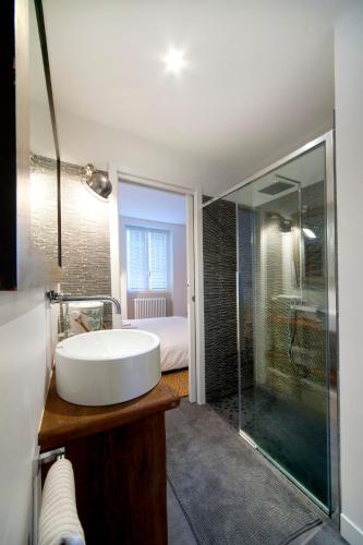un bagno con lavandino e doccia in vetro di Belvedere Holiday Home a Bellagio
