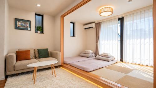 Roppongi Luxury Private Villa, 3-Minute Walk to Roppongi Station, Sleeps 8