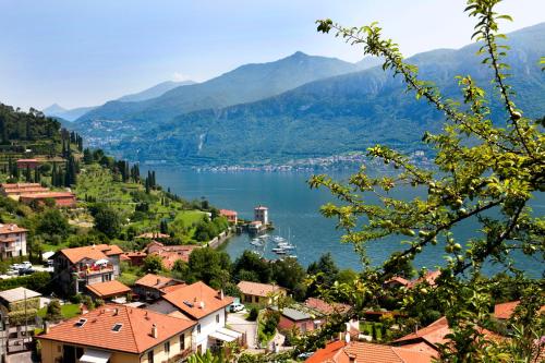 widok na miasto z jeziorem i góry w obiekcie Belvedere Holiday Home w mieście Bellagio