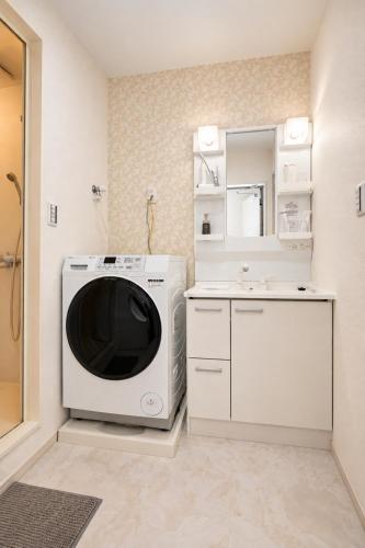 Roppongi Luxury Private Villa, 3-Minute Walk to Roppongi Station, Sleeps 8