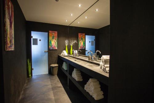 ein Badezimmer mit einem großen Waschbecken und einem Spiegel in der Unterkunft Hotel Restaurant Goldenes Ross in Göllheim