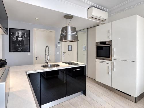 From Hollywood to Bollywood 2 Bedrooms 2 Bathrooms - 1 min from Croisette&Beach, 12 Min from the Palais