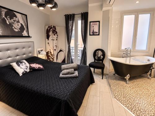 From Hollywood to Bollywood 2 Bedrooms 2 Bathrooms - 1 min from Croisette&Beach, 12 Min from the Palais
