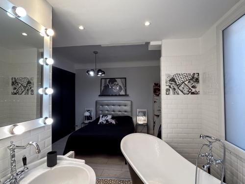 From Hollywood to Bollywood 2 Bedrooms 2 Bathrooms - 1 min from Croisette&Beach, 12 Min from the Palais