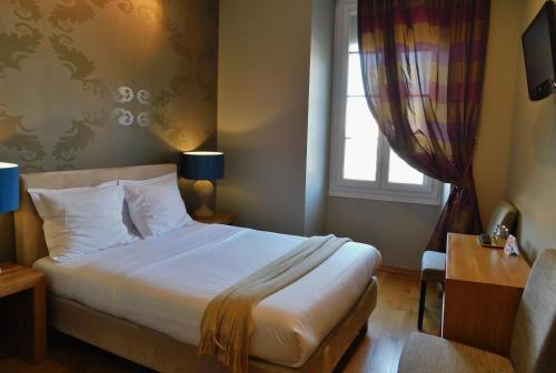 Lova arba lovos apgyvendinimo įstaigoje Hotel De La Mer