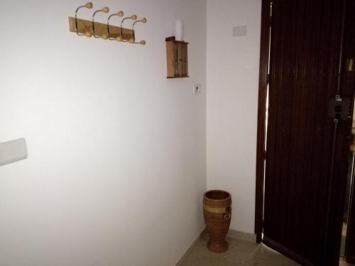 a room with a white wall with a basket on the wall at Appartamento vicino al mare in Giardini Naxos