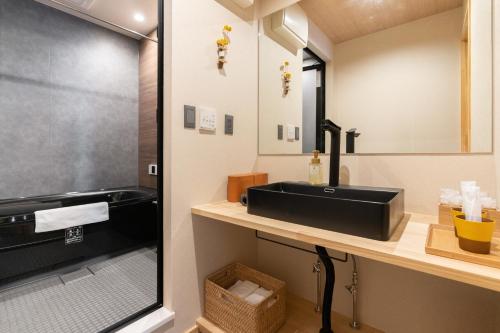 鶴Inn 天下茶屋駅徒歩5分 通天閣 難波 梅田 関西空港へ直通 贅沢な和モダン一軒家 柳叶居