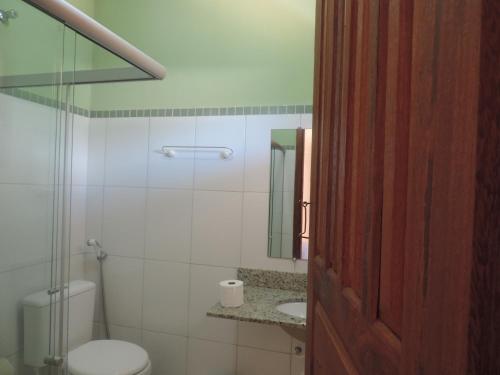 łazienka z toaletą i umywalką w obiekcie Pousada Flores w mieście Itaúnas