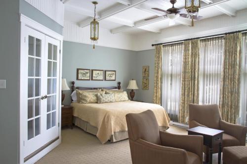 A bed or beds in a room at Shadow Lawn Inn