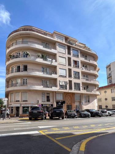 From Hollywood to Bollywood 2 Bedrooms 2 Bathrooms - 1 min from Croisette&Beach, 12 Min from the Palais