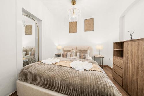Historic 3BR Central Lisbon Sleeps 8