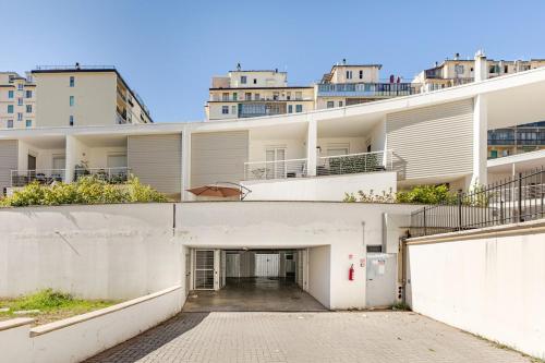 Central Florence Terrace and Garage
