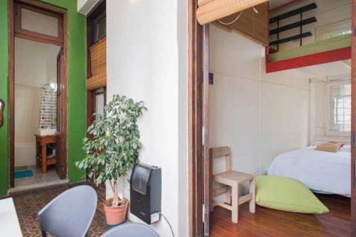 Cette chambre comprend une chambre avec un lit et une télévision. dans l'établissement La Boca B&B, à Buenos Aires